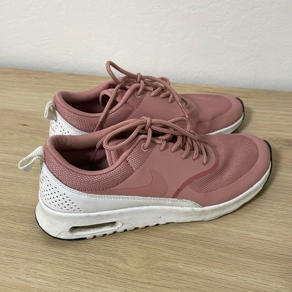 Nike Women’s Pink Tennis Shoes Size 7 - Picture 2 of 6